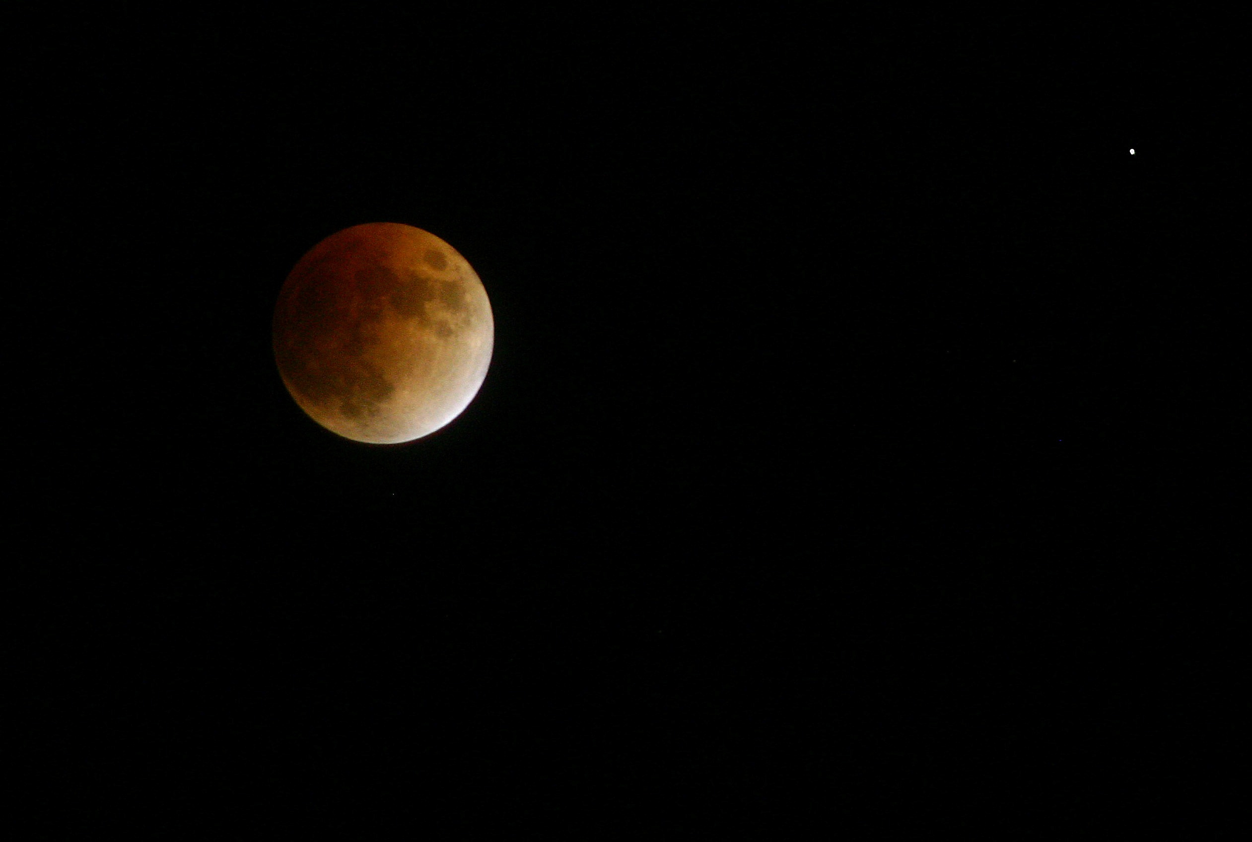 eclipse-02-20-08.jpg